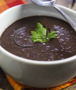 Feijoada Vegana com Tofu Defumado Orgânica (300g) - Viva Juçara